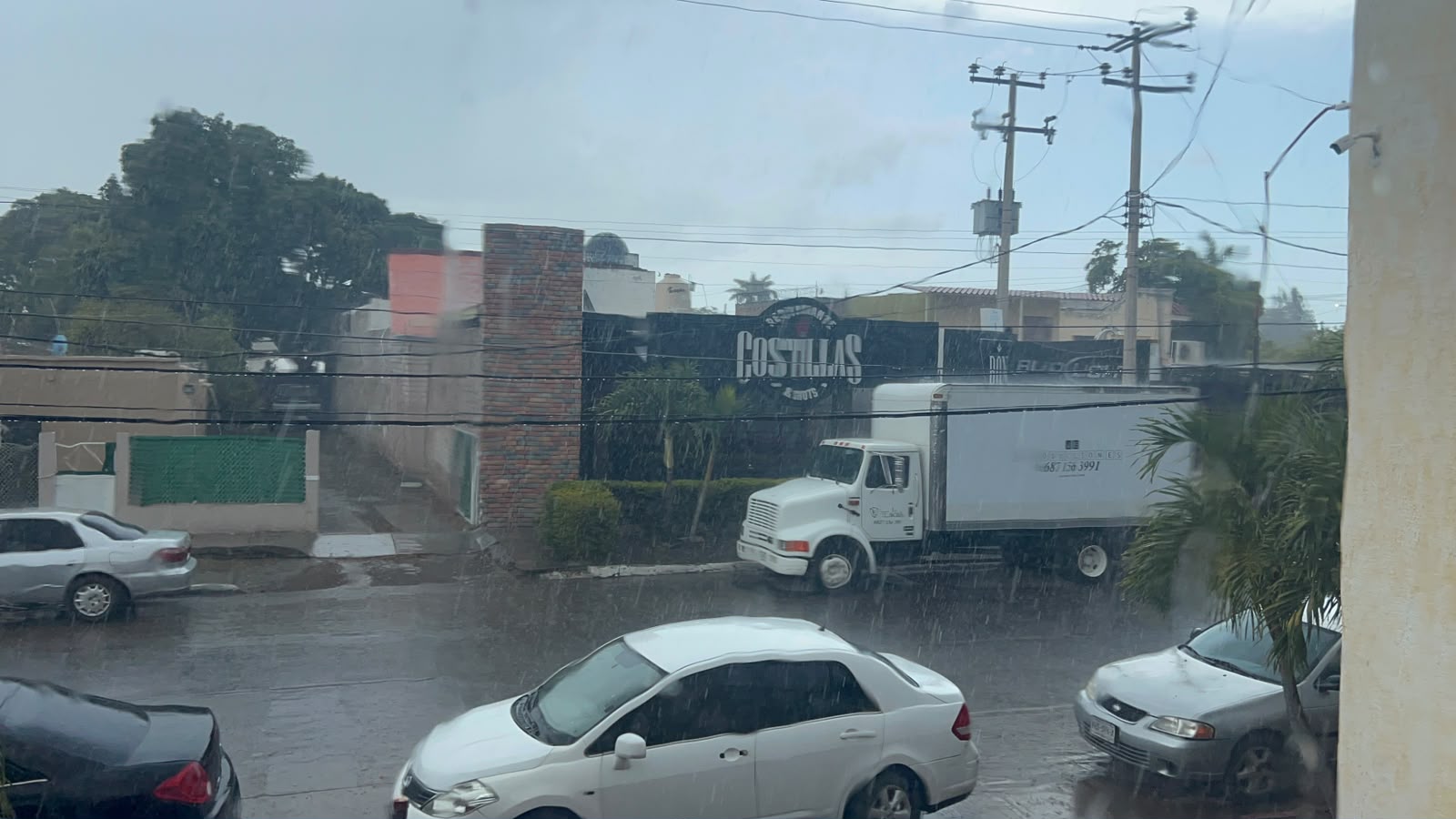 Lluvia en calles con carros