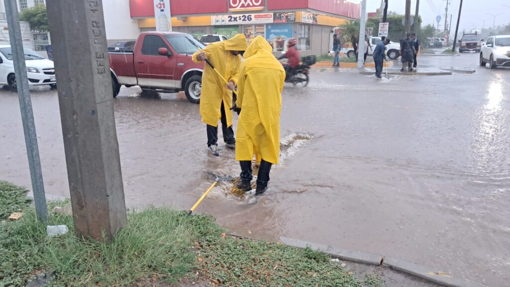 Dos personas con impermeable amarillo