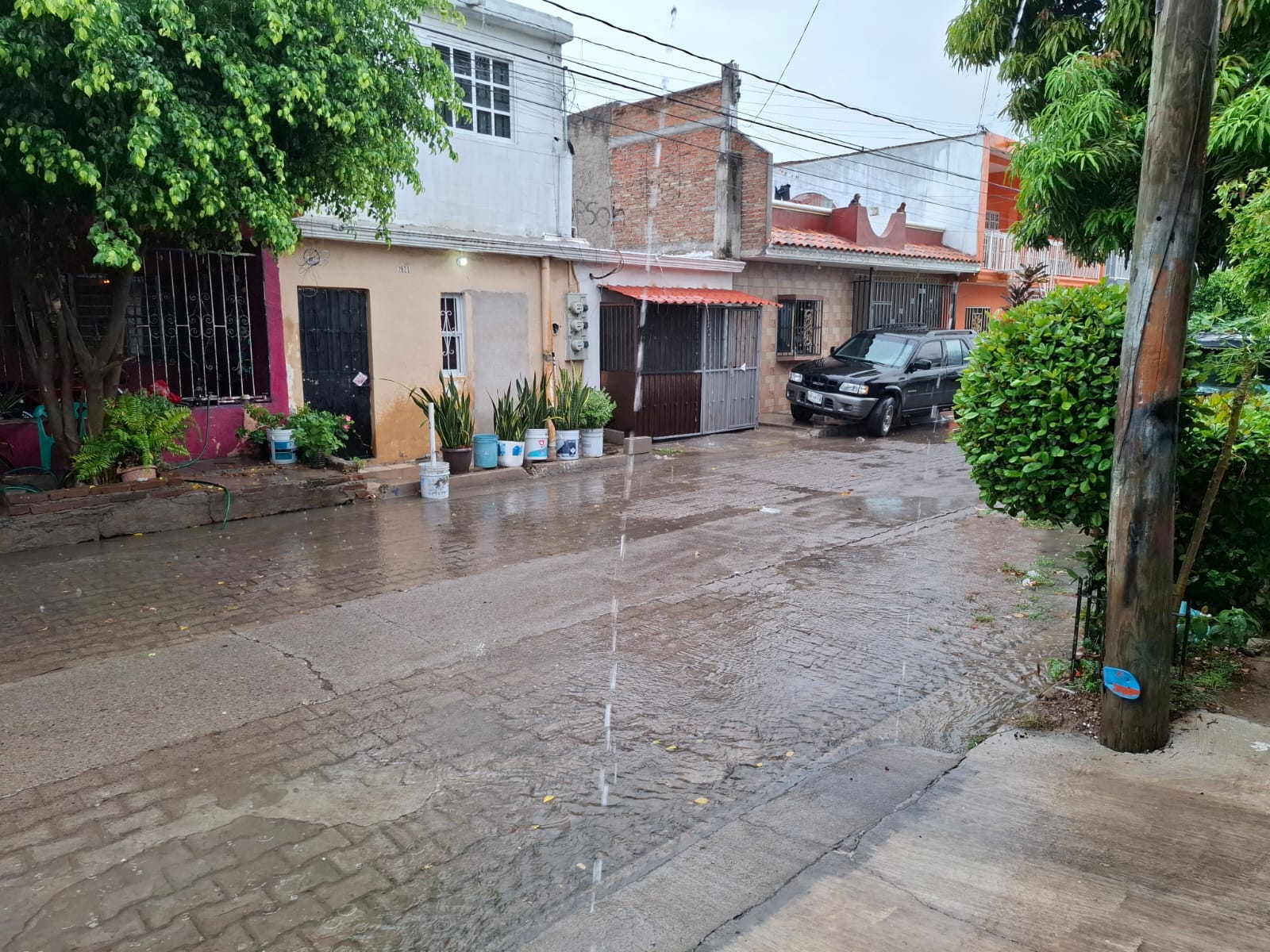 Calle con gotas de lluvia