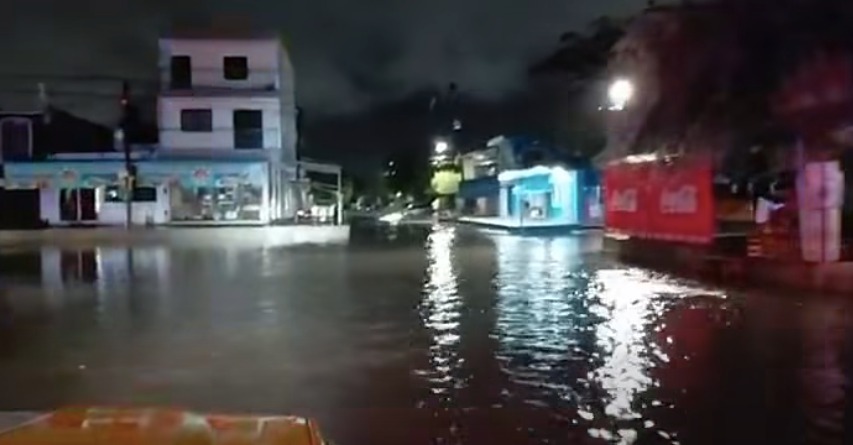 Calle inundada tras la lluvia de noche