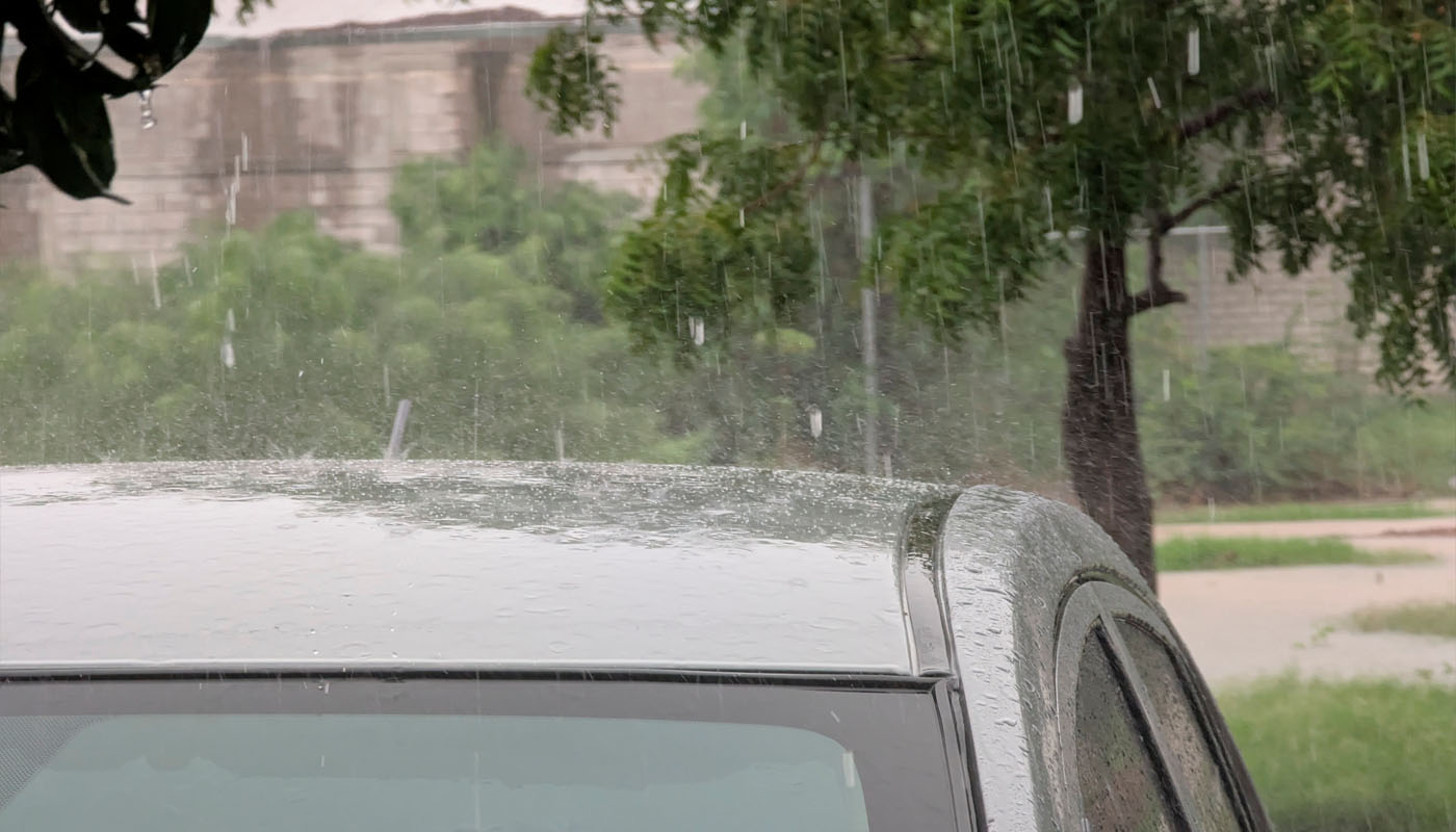 Gotas de lluvia caen sobre un auto en el norte de Sinaloa