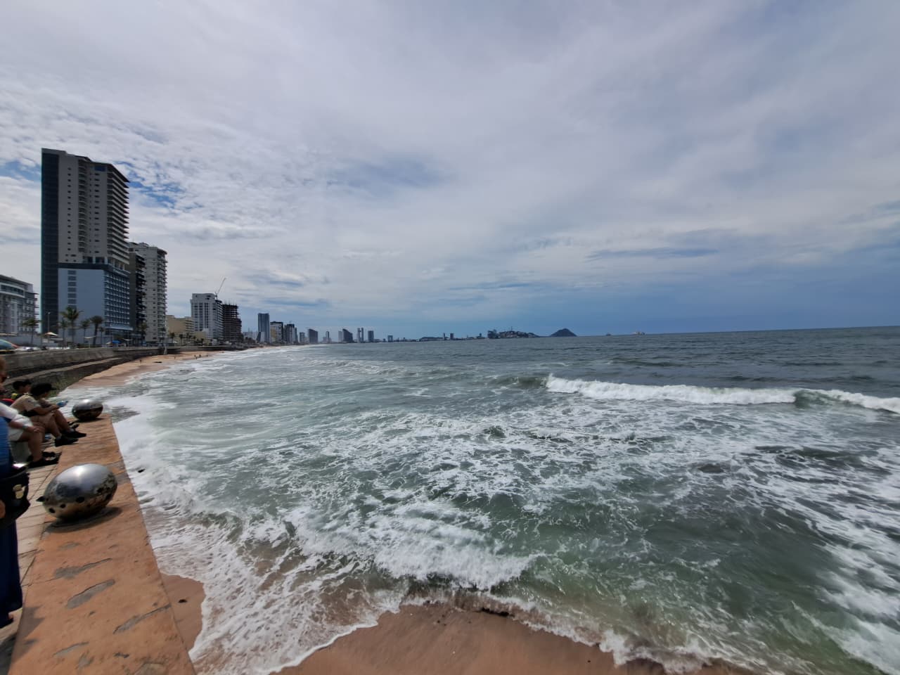 Mar en Mazatlán y cielo nublado