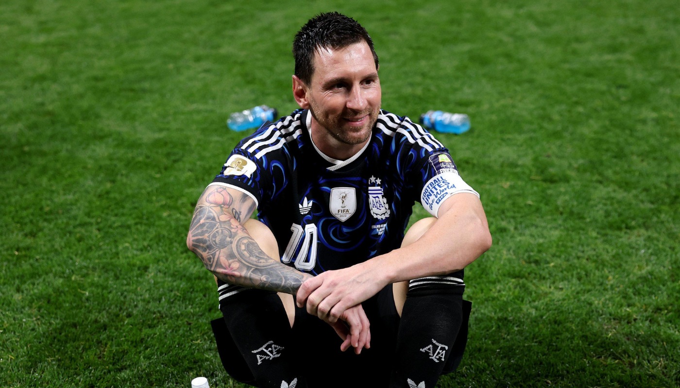 Lionel Messi sentado en un estadio durante un juego