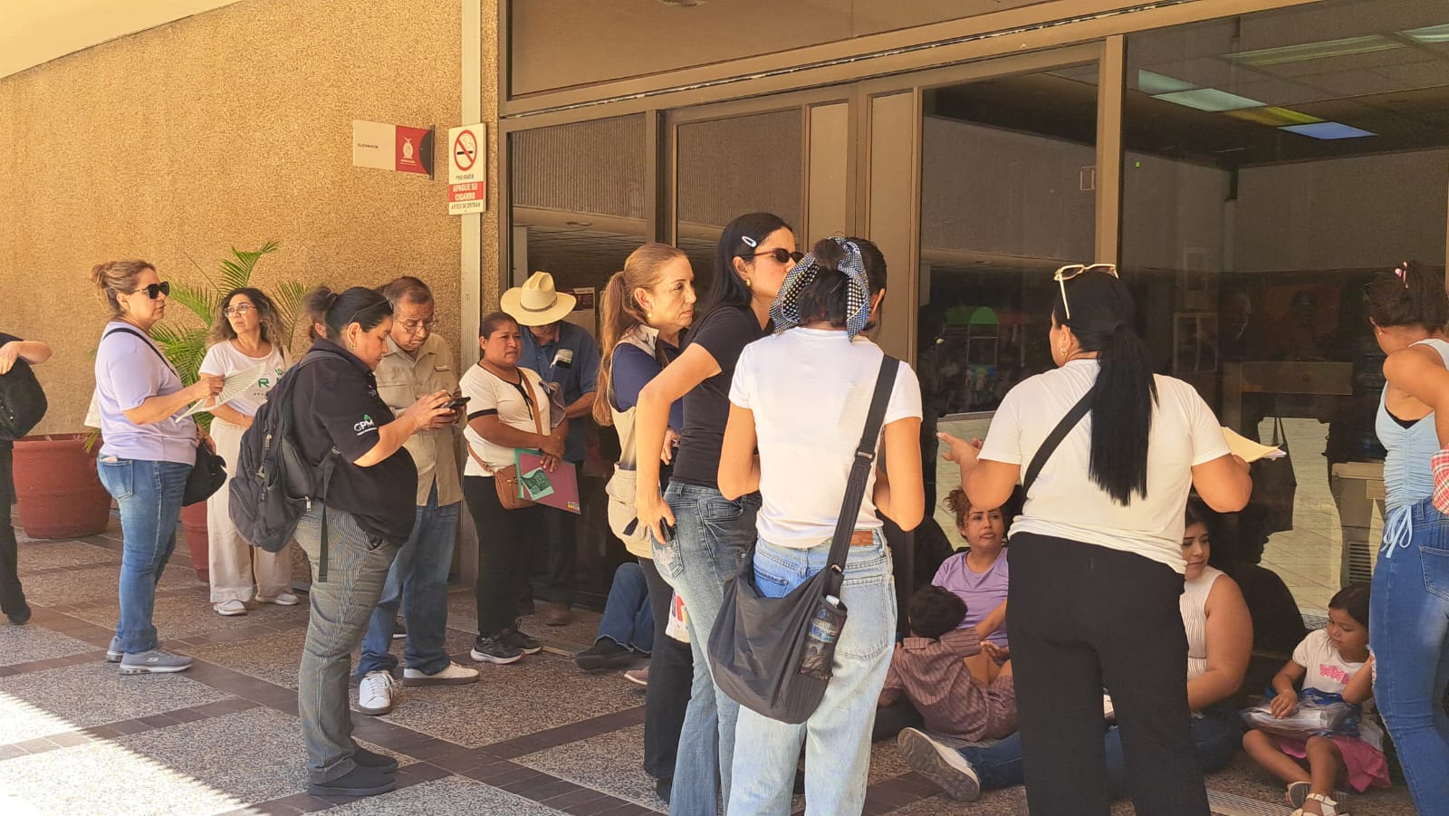 Manifestantes parados