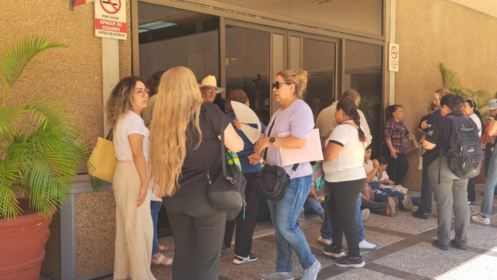 Grupo de manifestantes en la puerta del edificio