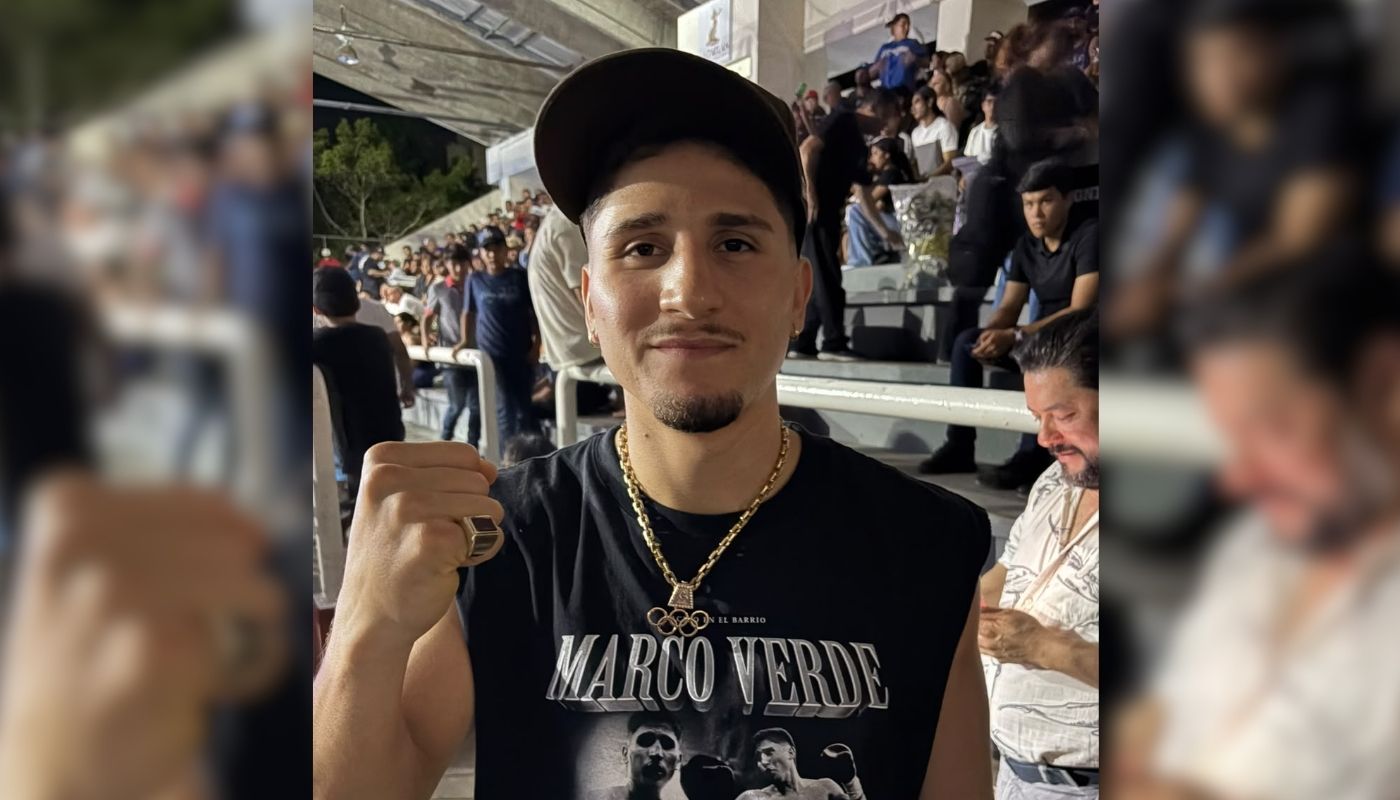 Marco Verde con el puño arriba