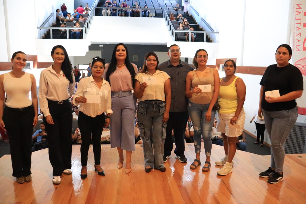 Madres de familia en entrega de apoyos
