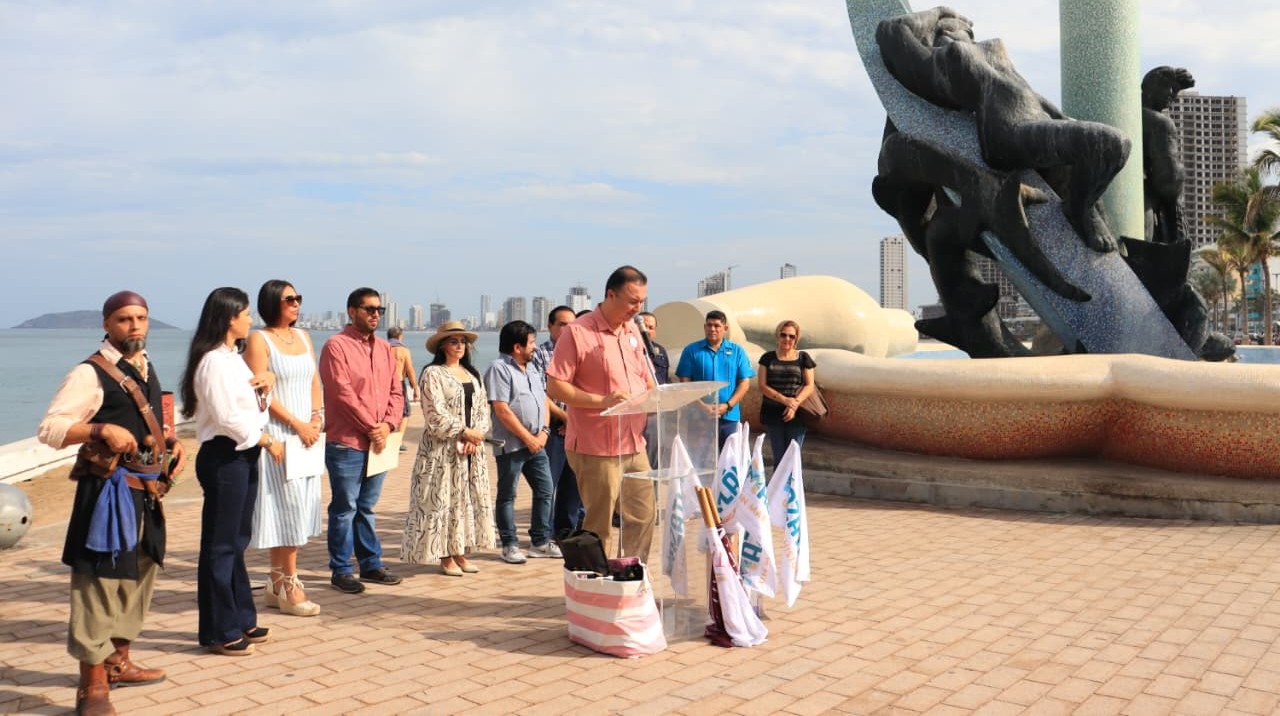 Personas en un evento junto al monumento Al Pescador en Mazatlán, Sinaloa
