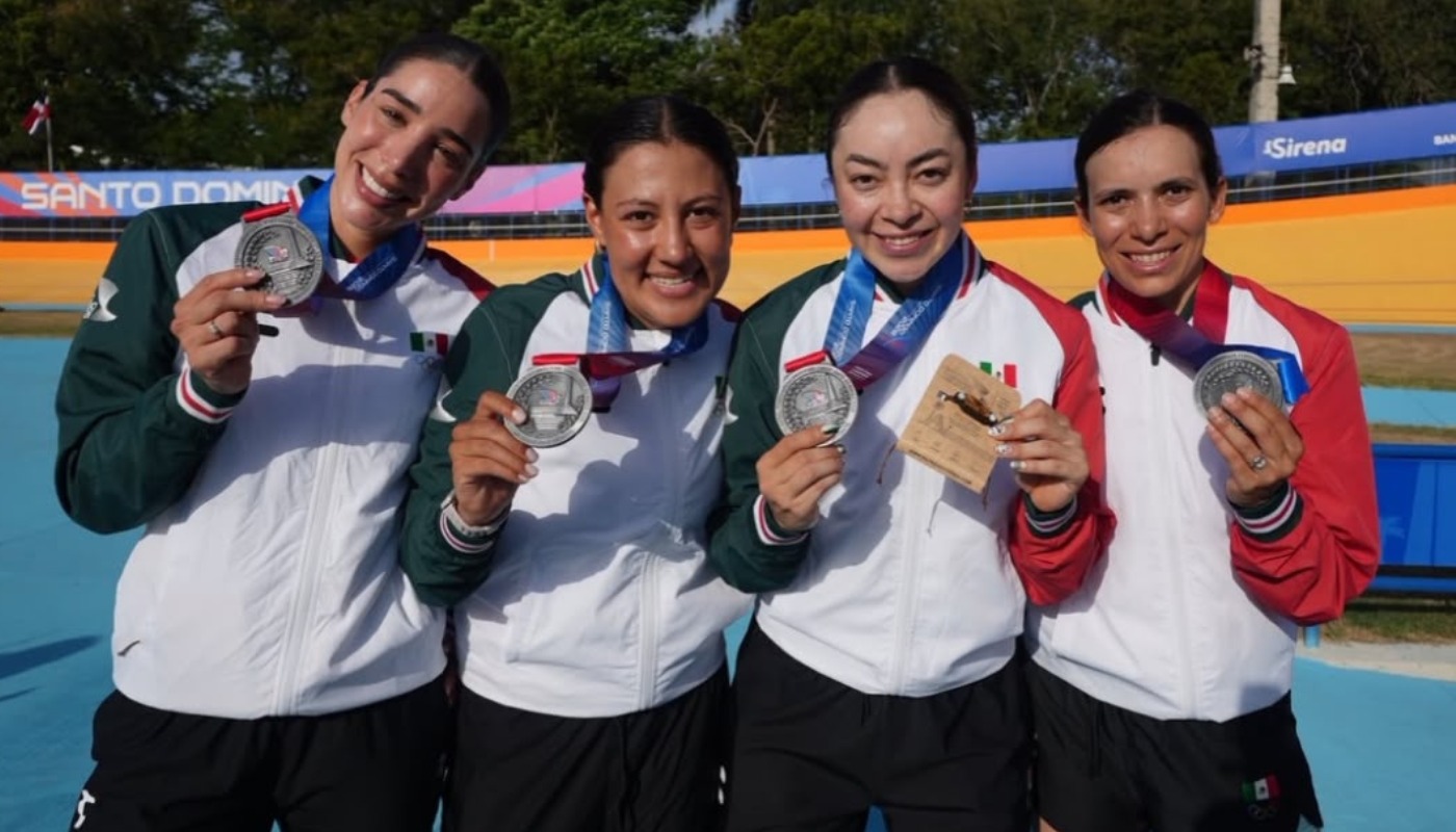 Cuatro atletas con su medalla en la mano