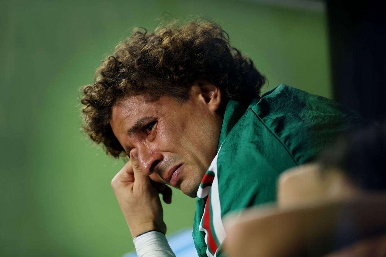 Memo Ochoa llorando