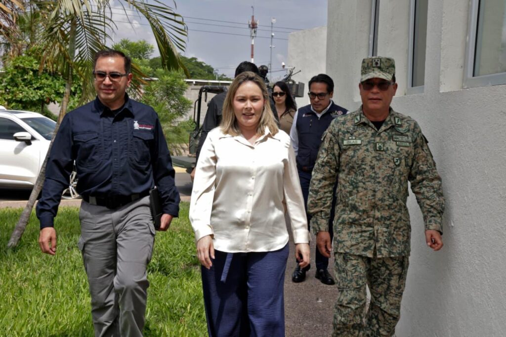Yeraldine Bonilla con autoridades
