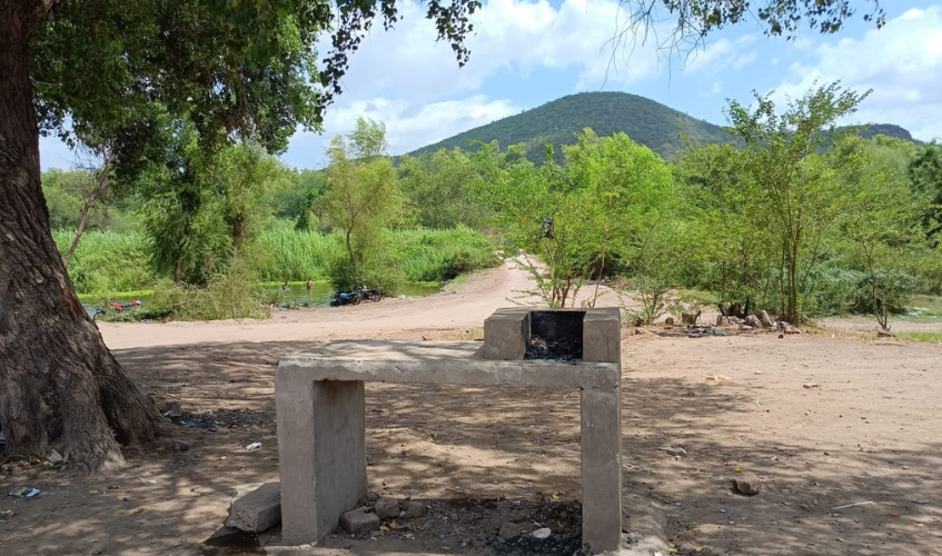 Mesas con asador en orilla del río San Miguel