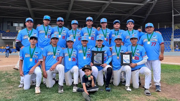 Jugadores junto a coach y peloteros con trofeo