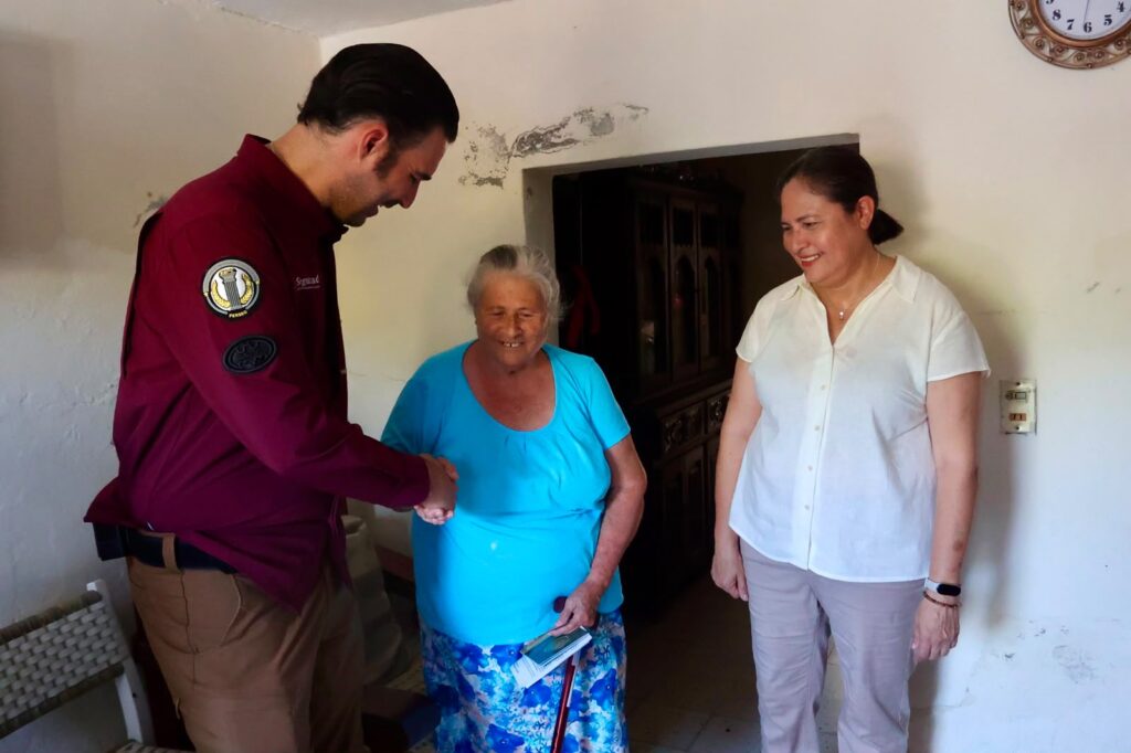 Miguel Torruco y Minerva Osuna con una señora