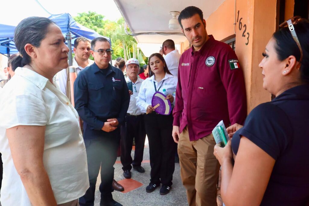 Miguel Torruco y Minerva Osuna con vecinos