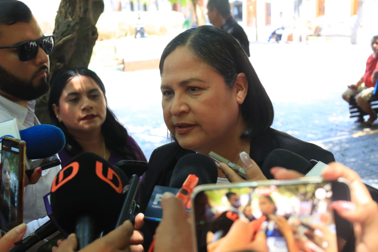 Minerva Osuna Zavala hablando con los medios