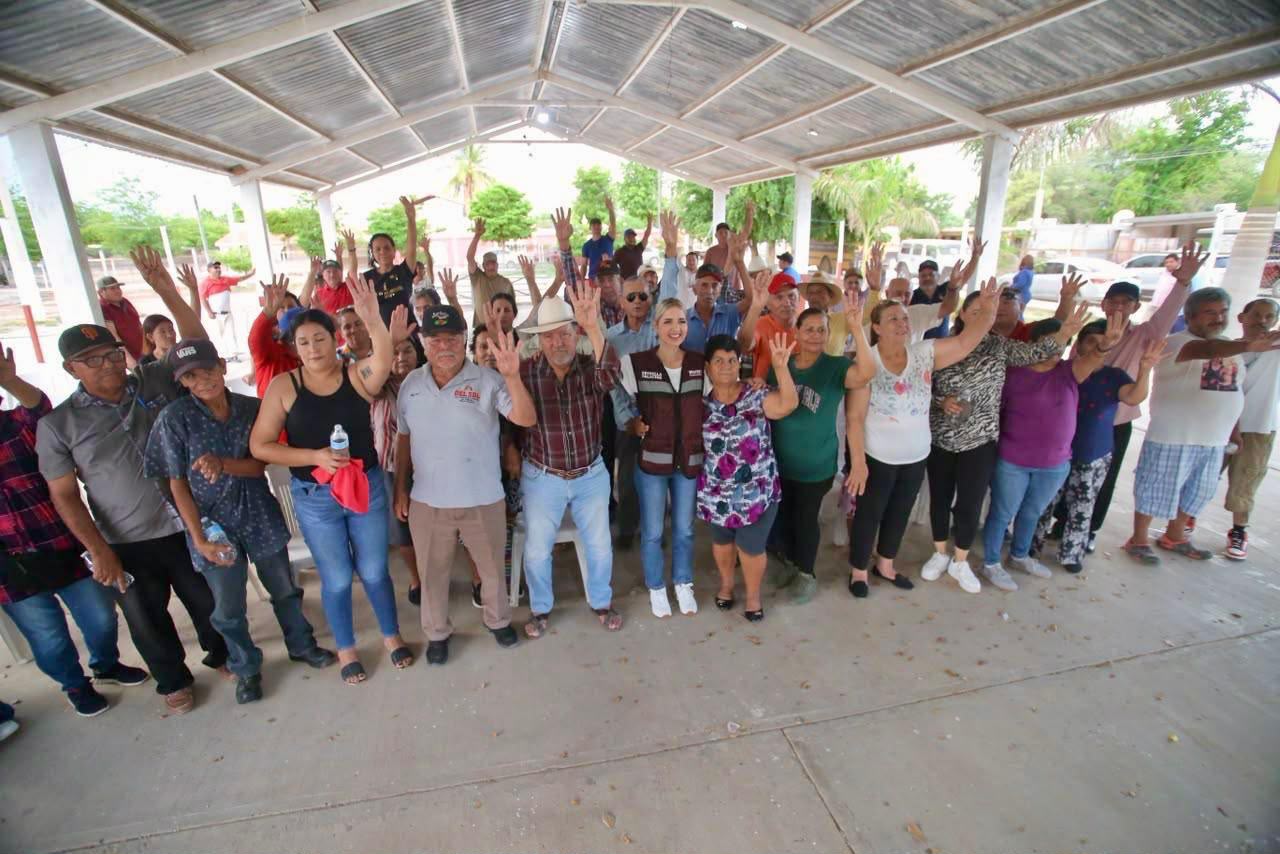 Estrella Palacios con más personas en una techumbre
