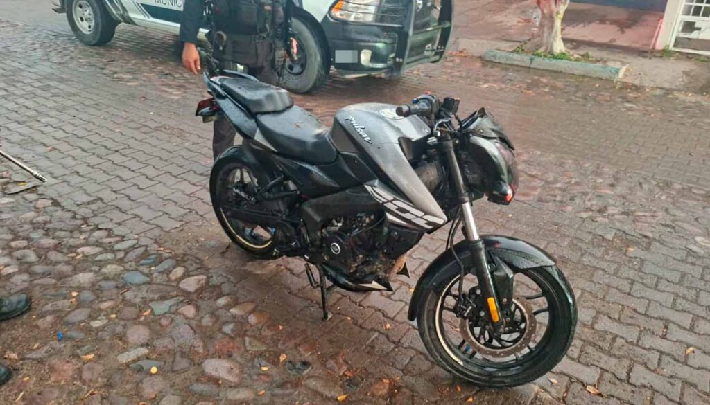 Motocicleta pulsar asegurada por autoridades en Mazatlán