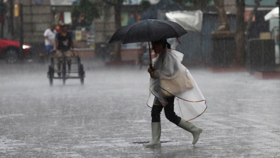 Mujer bajo la lluvia