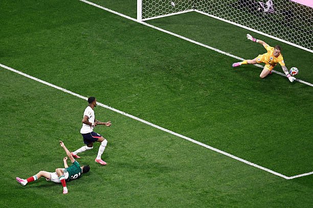 Jordan Pickford y la atajada en el primer tiempo a remate de Raúl Jiménez