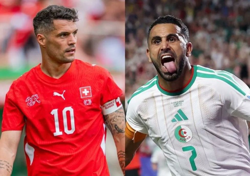 Jugador de Suiza con jersey roja y un jugador de Argelia con una playera blanca