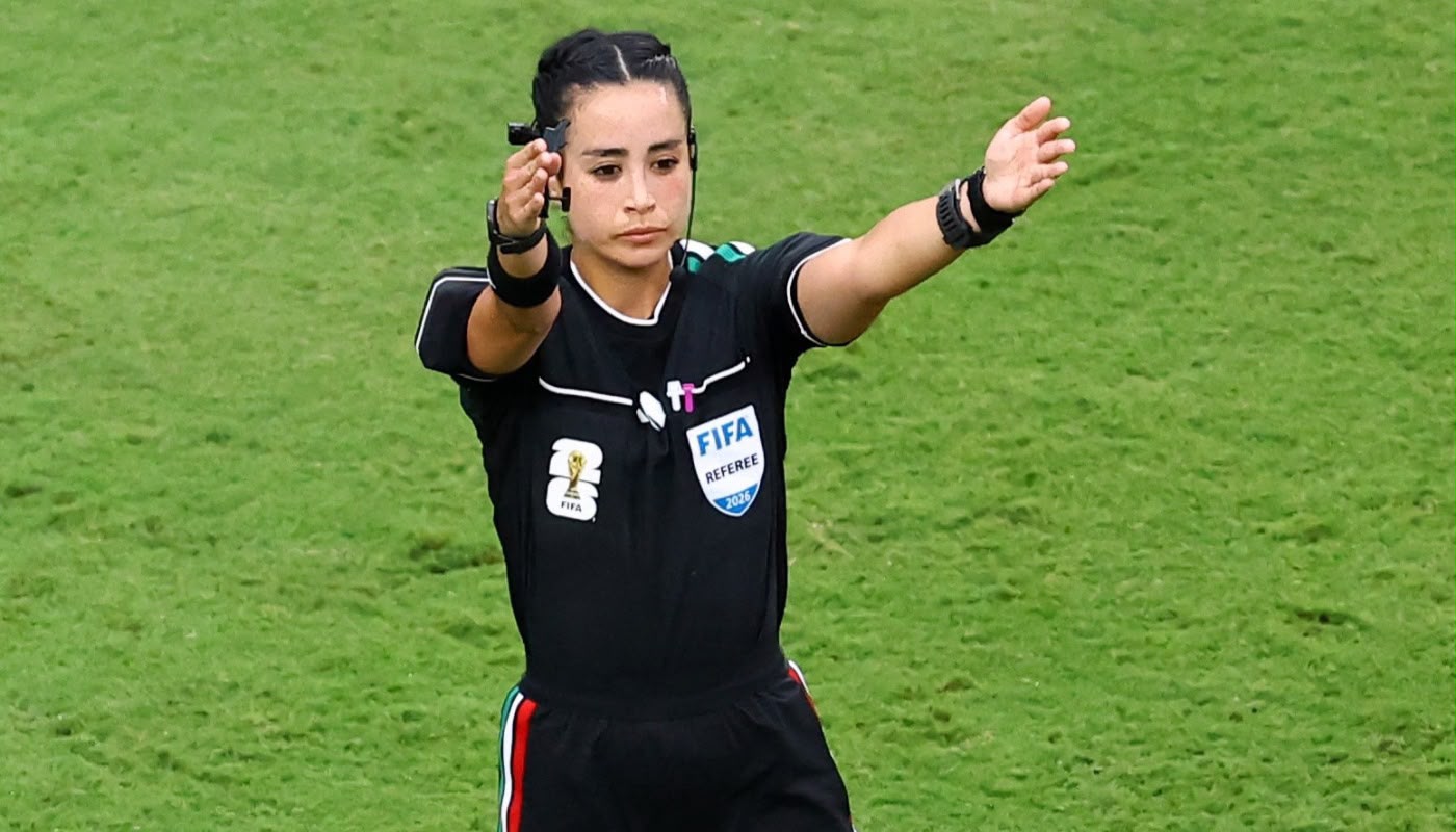 Katia Itzel con los dos brazos arriba