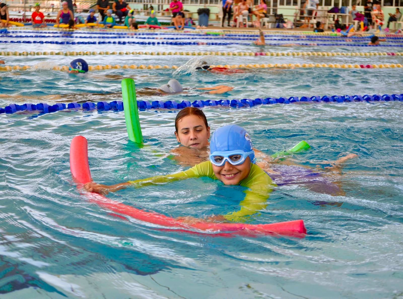 Niña nadando en curso de verano