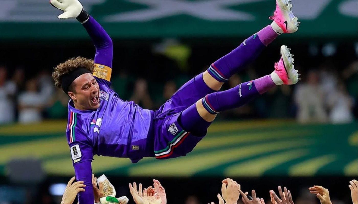 Guillermo Ochoa con el jersey de México