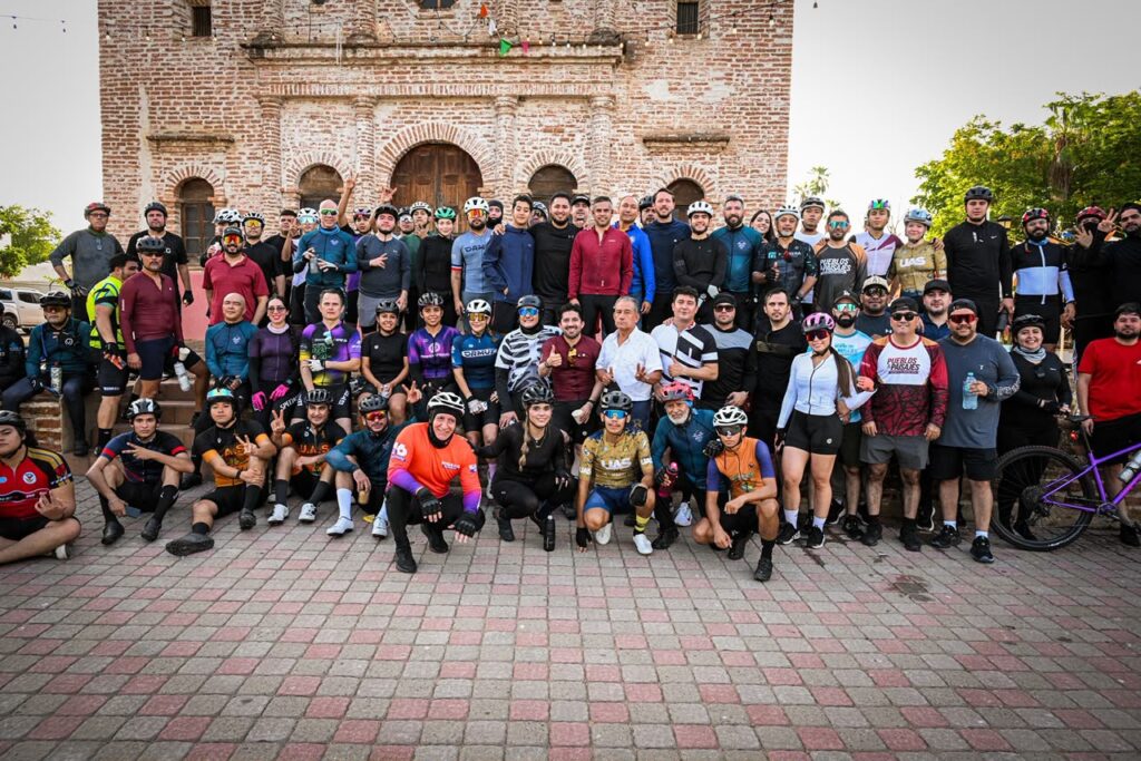 Omar López, junto a ciclistas en una explanada