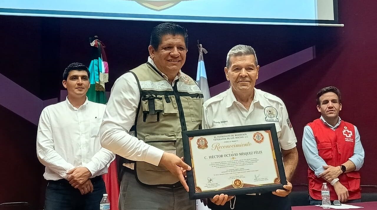 Omar Mendoza Silva junto a autoridades del cuerpo de bomberos