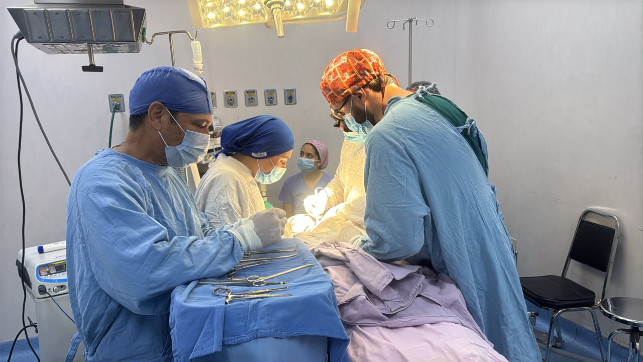Doctores y enfermeros en quirófano