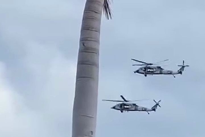 Dos helicópteros sobrevolando el cielo