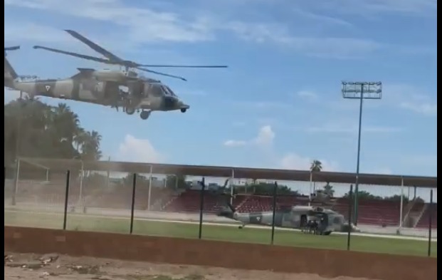 Dos helicópteros en una cancha