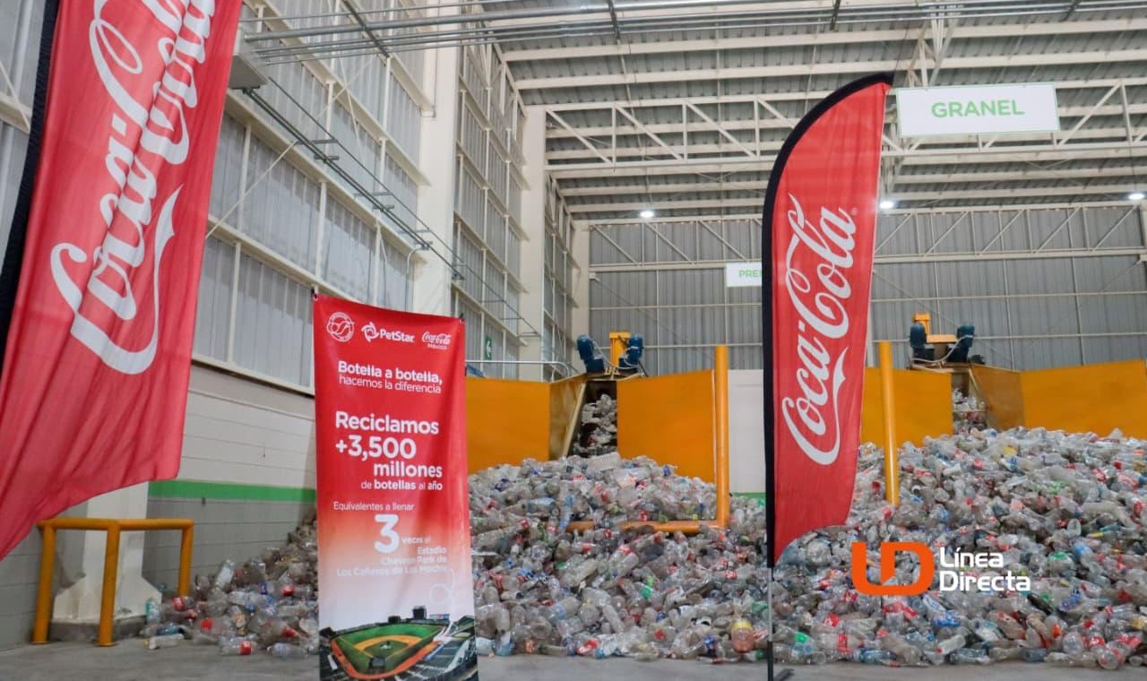 Centro de acopio con banderas Coca Cola