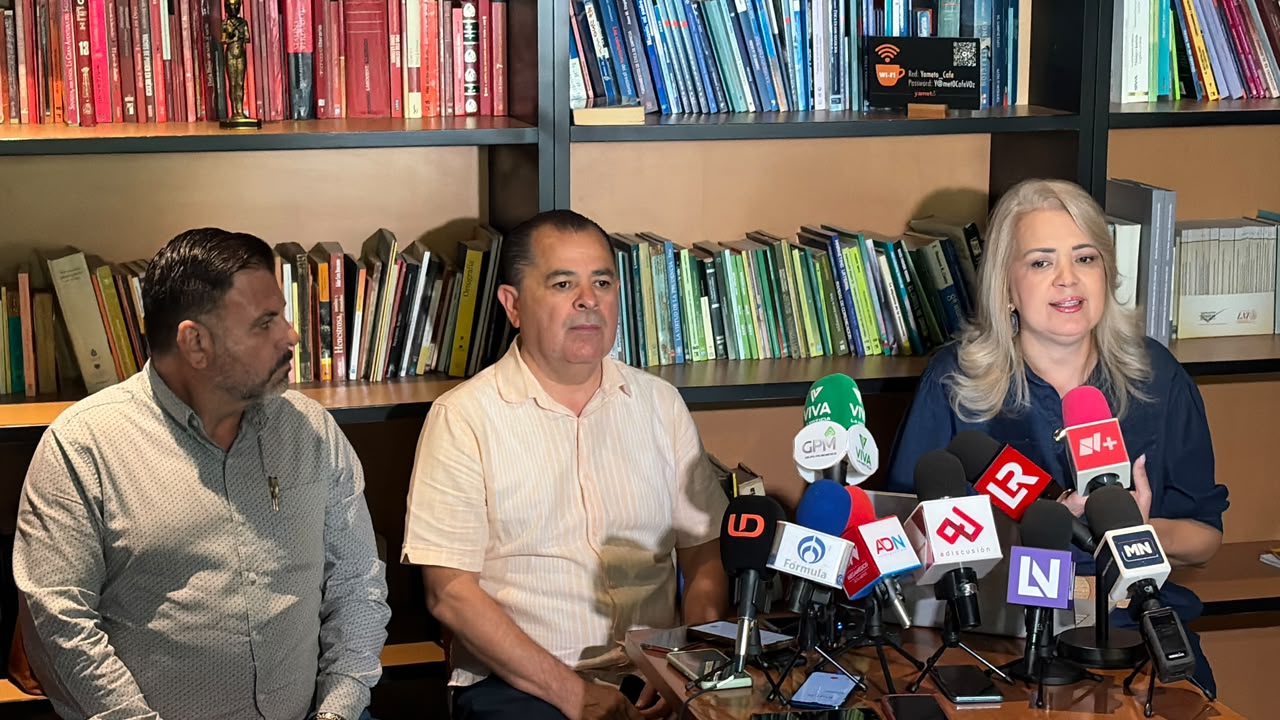 Conferencia de prensa con autoridades
