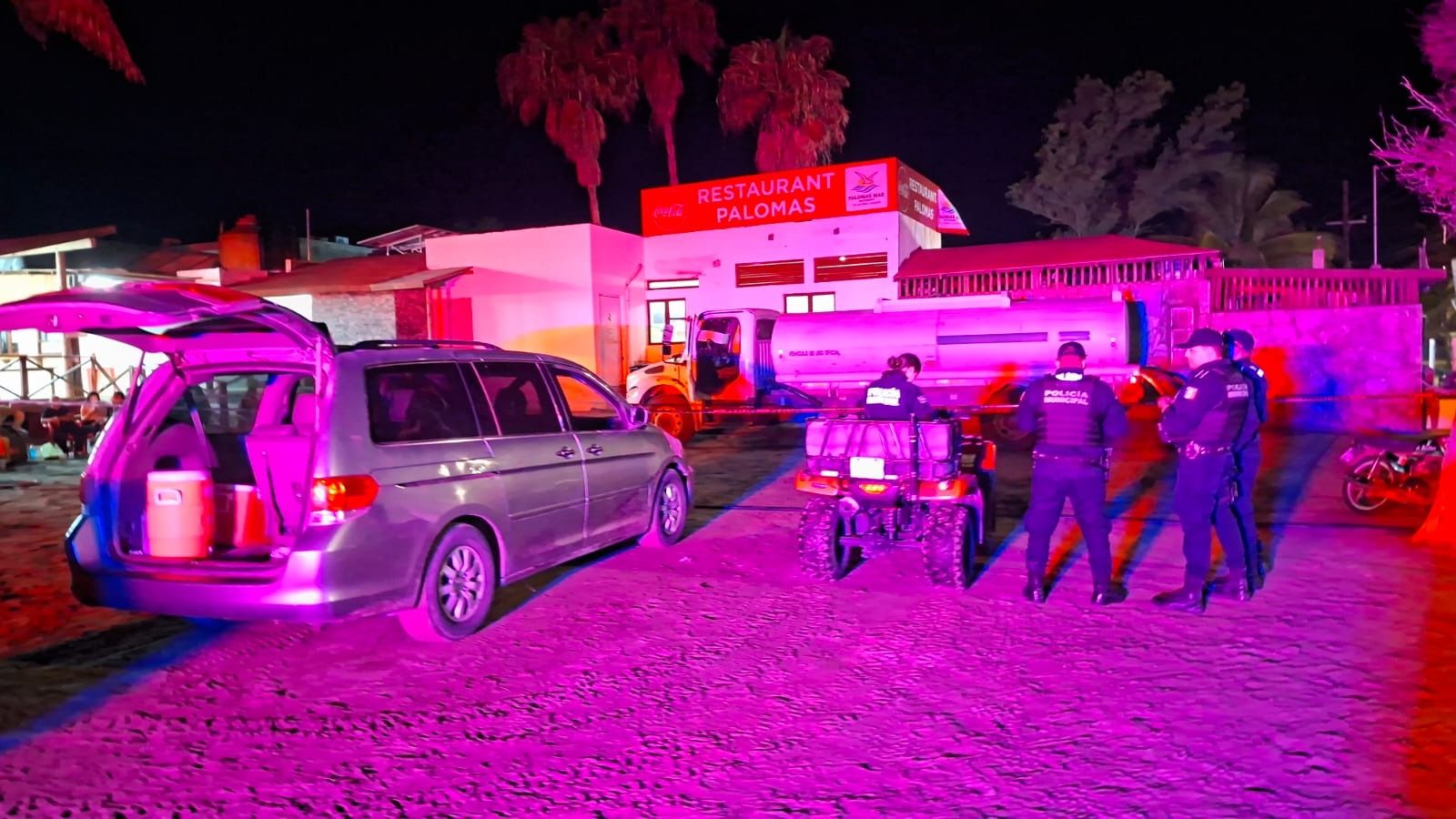 Tres policías frente un restaurante con una pipa