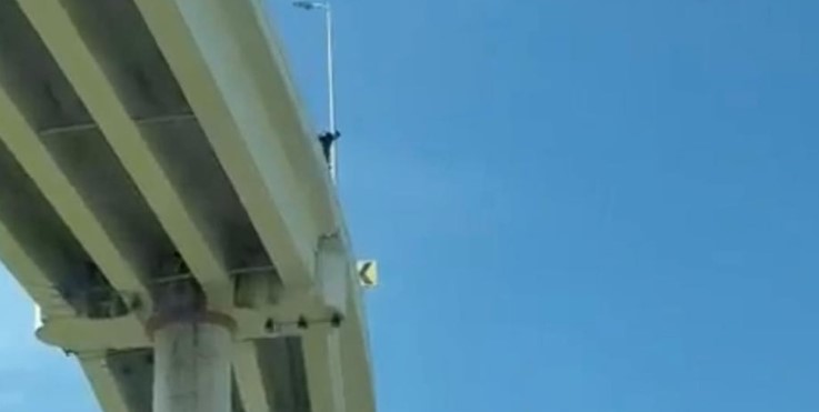 Policía municipal pierde la vida tras arrojarse de un puente vial en León, Guanajuato