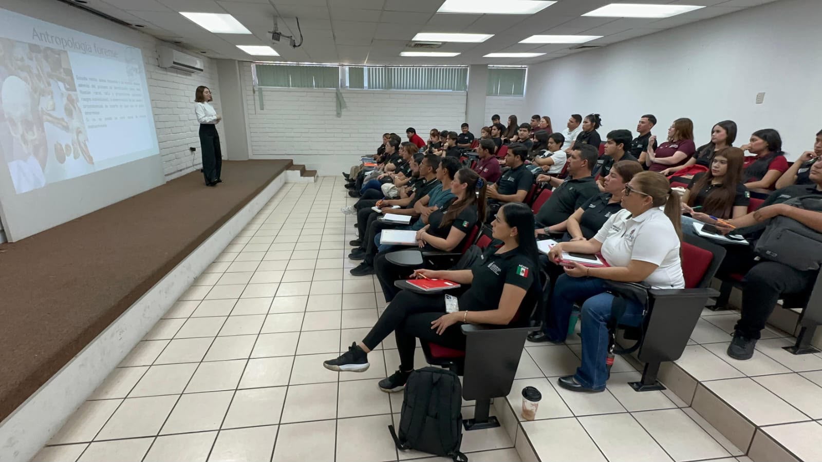Estudiantes sentados en Unipol