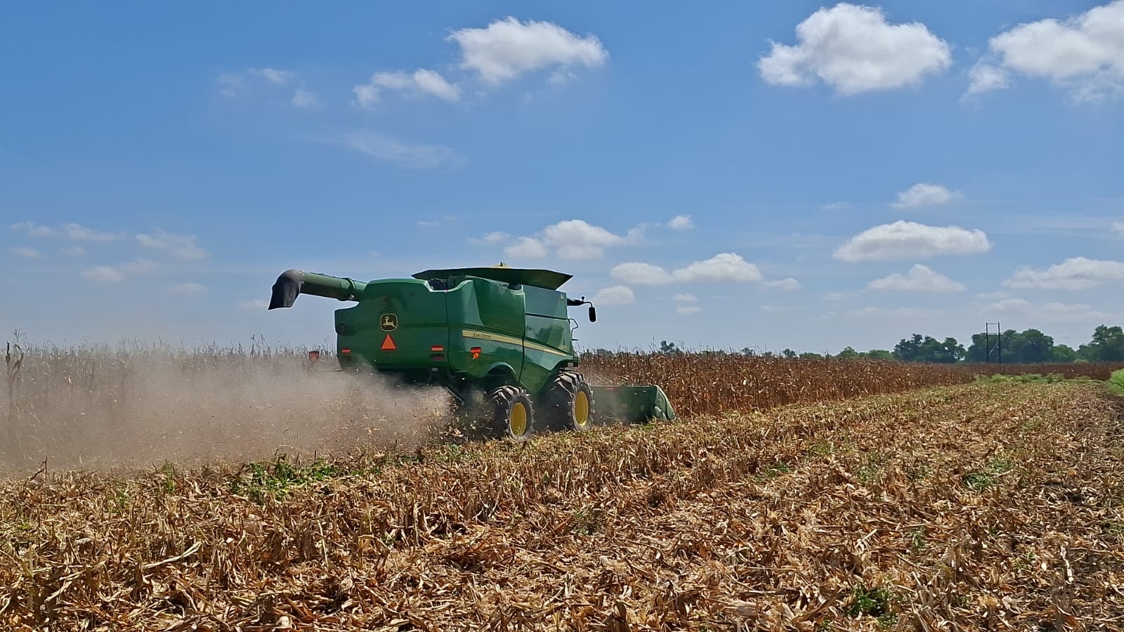 Máquina de agricultura en una parcela