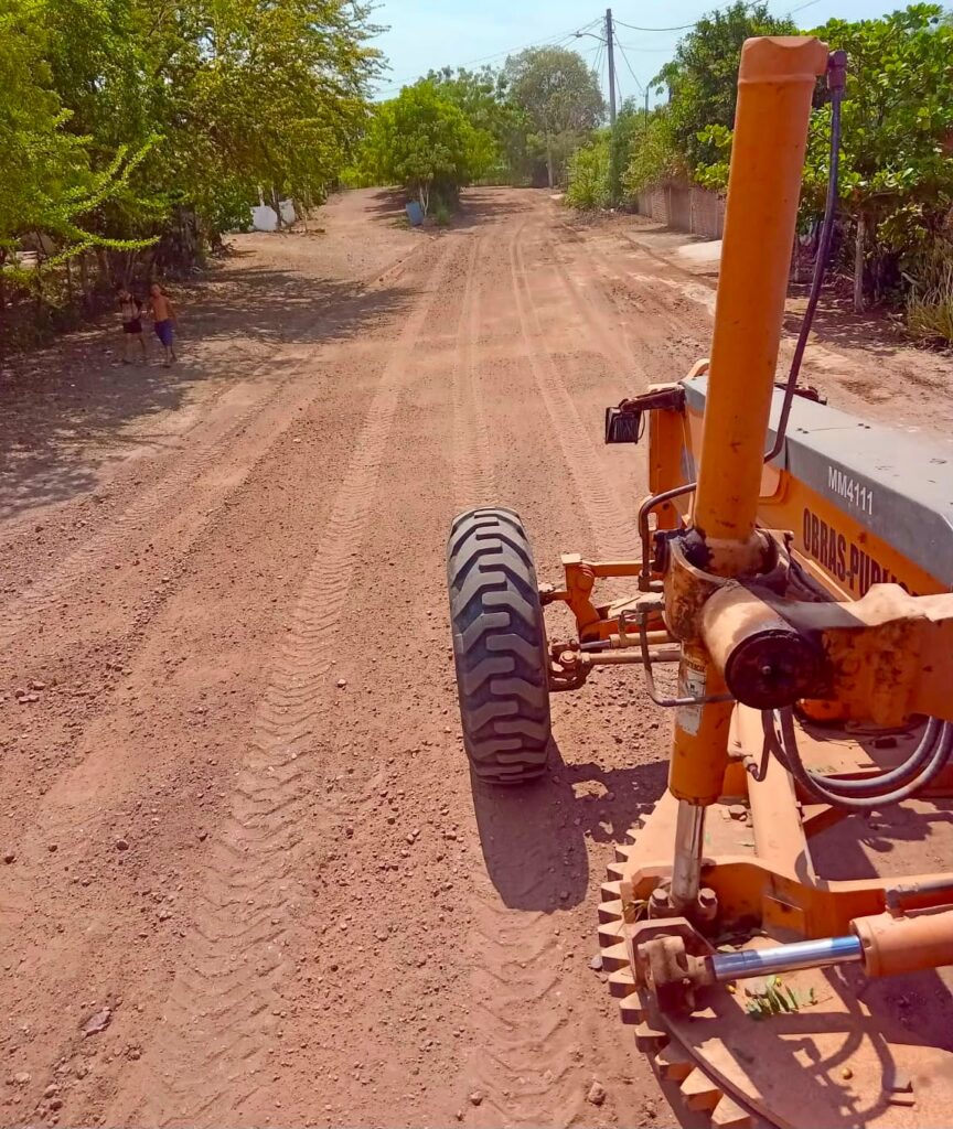 Máquina pesada en una calle de tierra
