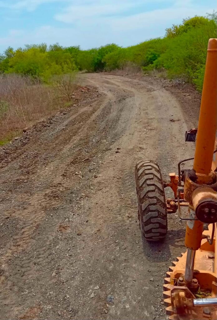Máquina en camino de terracería