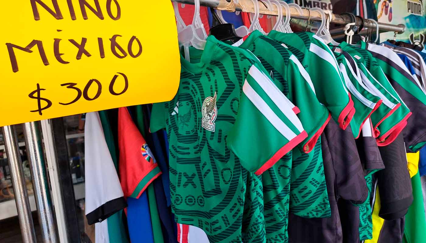 Réplicas de playeras de la selección nacional en Los Mochis