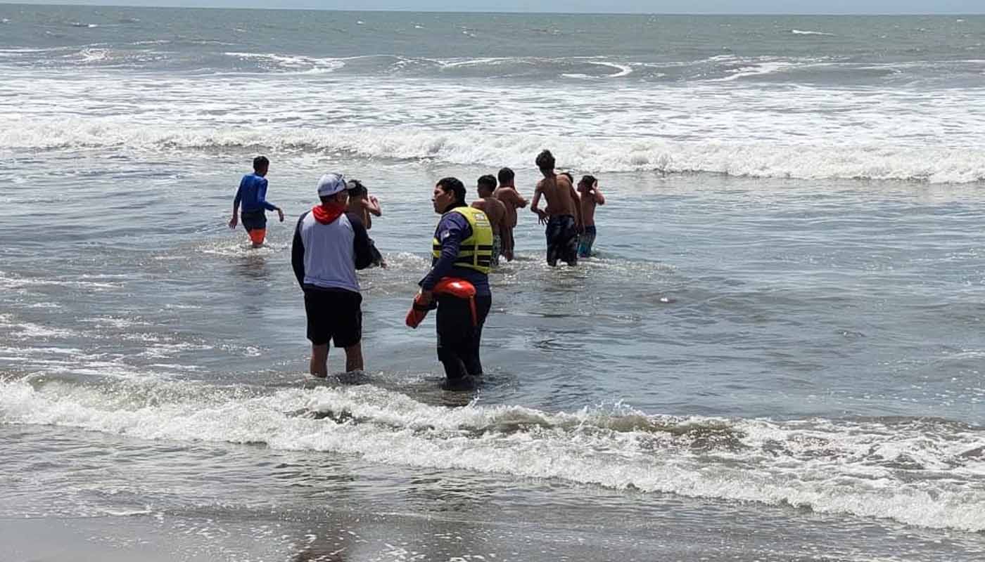 Rescatistas en playa de Guasave