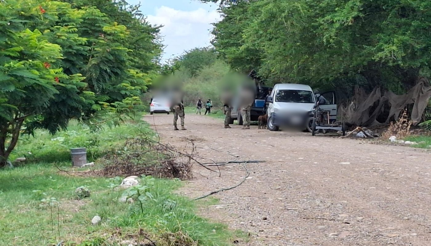 Militares en camino de terracería