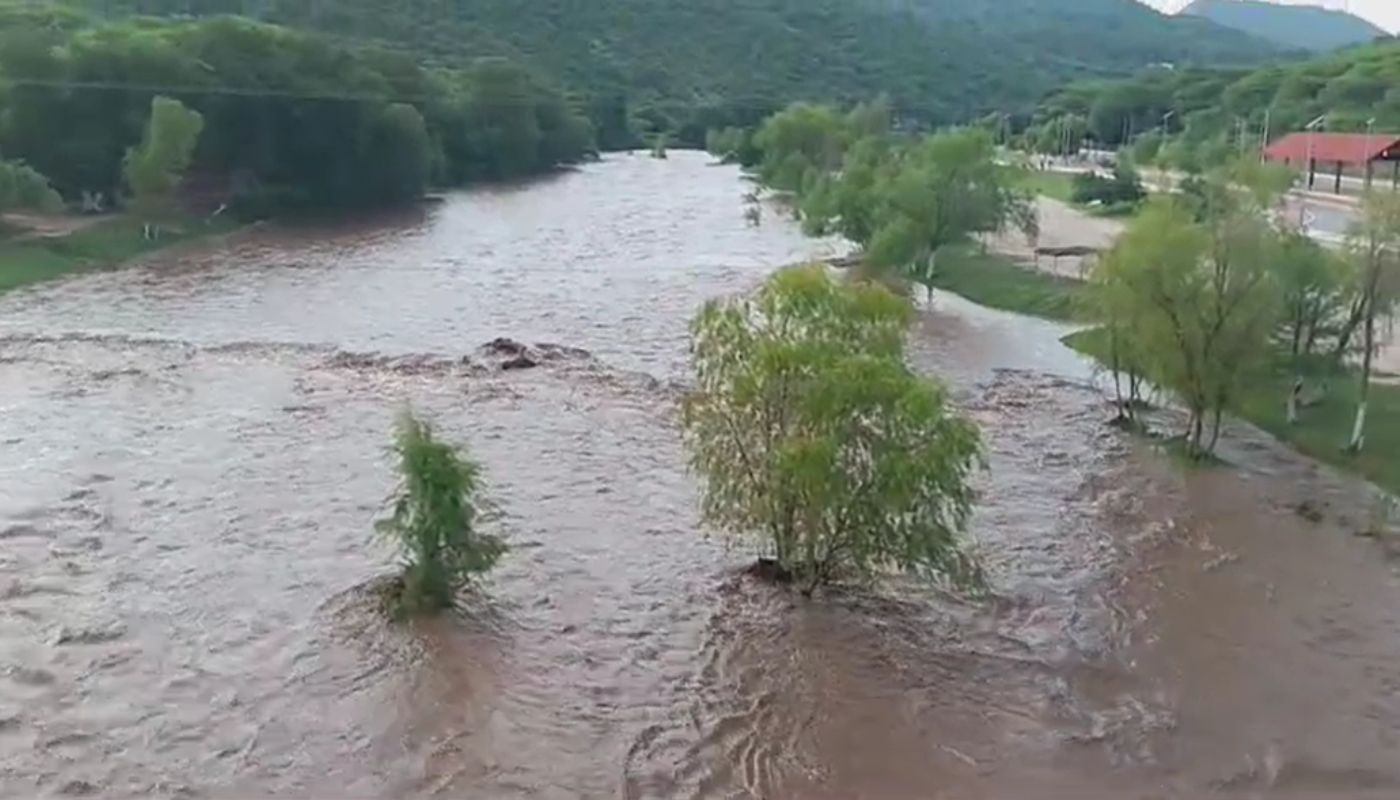 Río Choix con crecida de agua