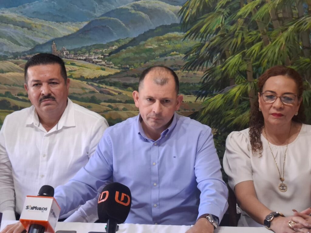 Robespierre Lizárraga Otero en conferencia de prensa