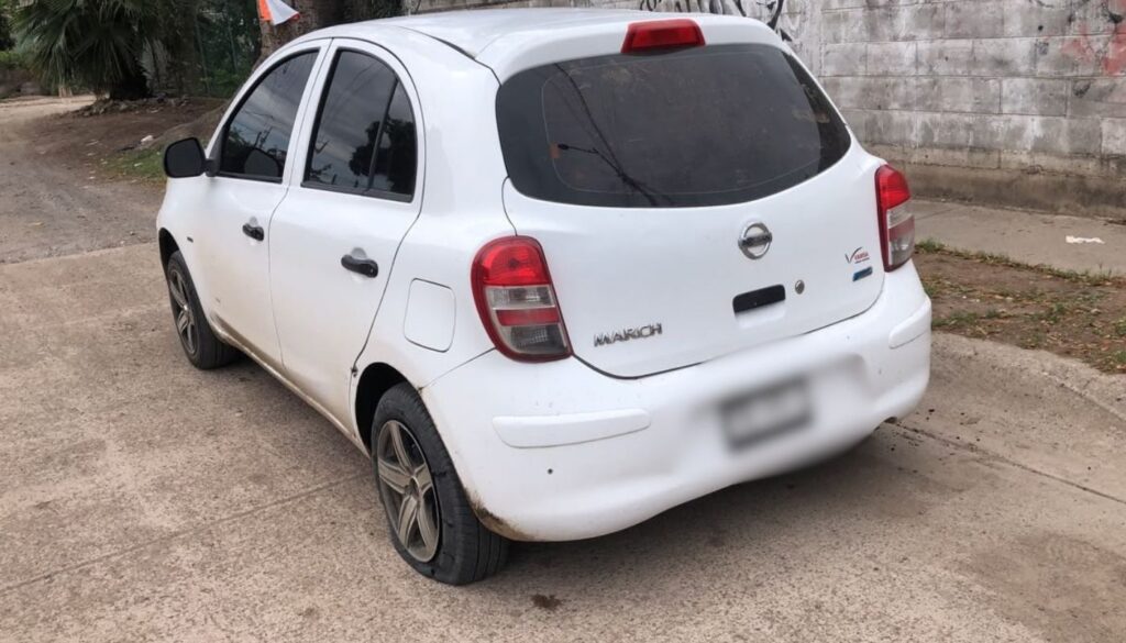 Carro blanco abandonada
