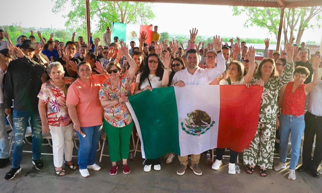 Reunión de personas sosteniendo una bandera de México