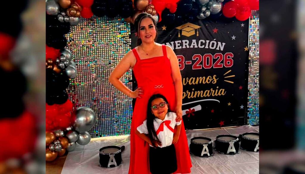 Romina llega a su graduación caminando