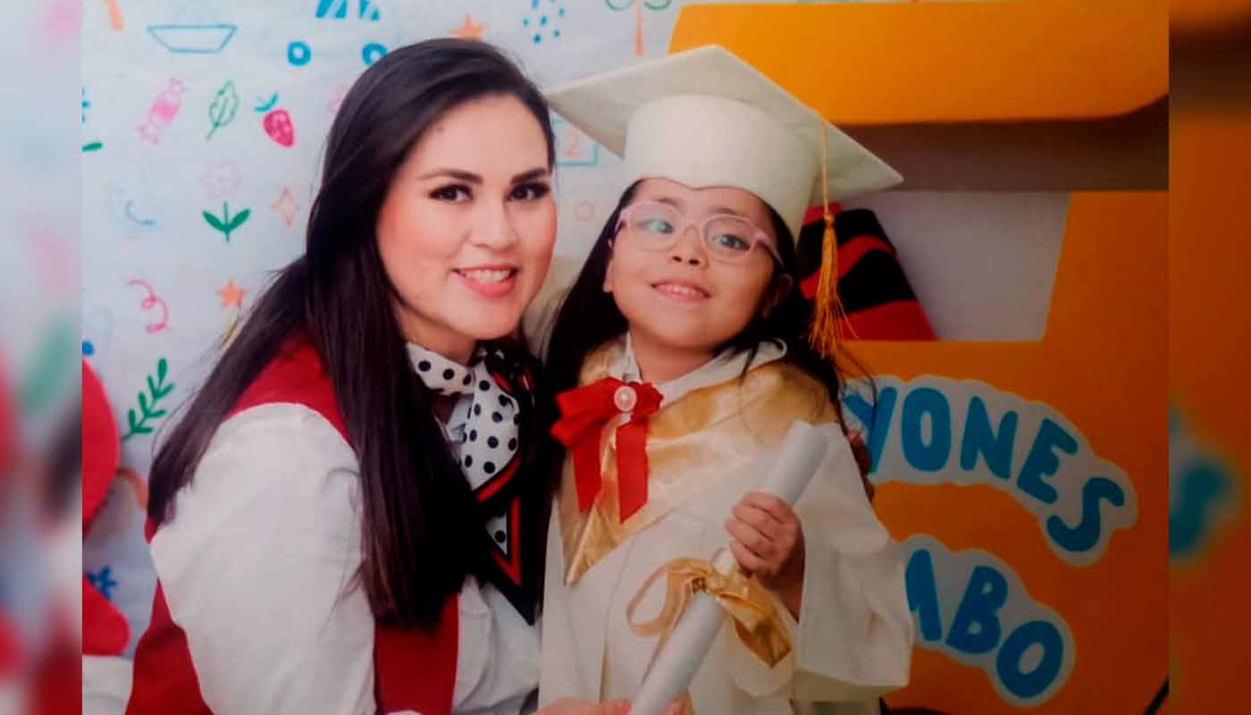 Romina llega a su graduación caminando